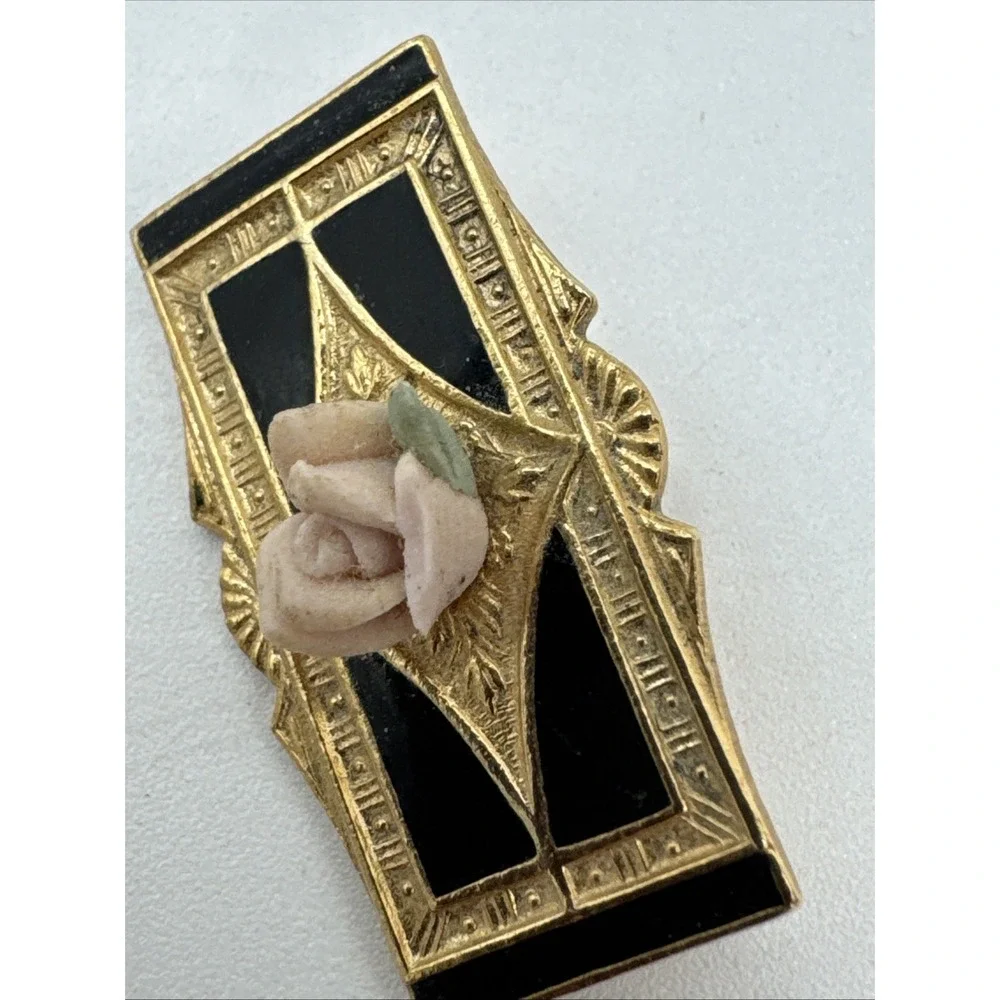 - Victoria Rose‎ oval Pin - Gold Tone with pink Ceramic rose